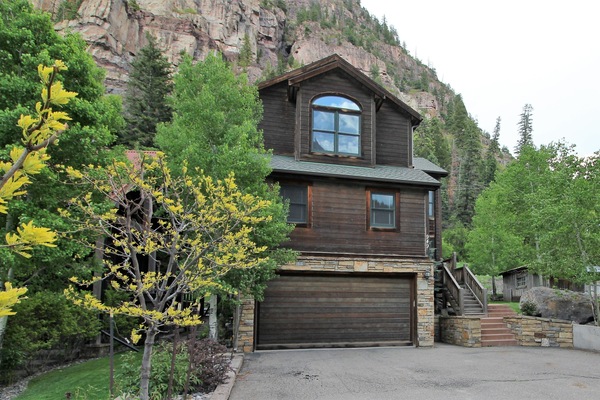 BEAUTIFUL 4 BEDROOM HOME SLEEPS 10- ONLY ONE BLOCK TO HOT SPRINGS POOL