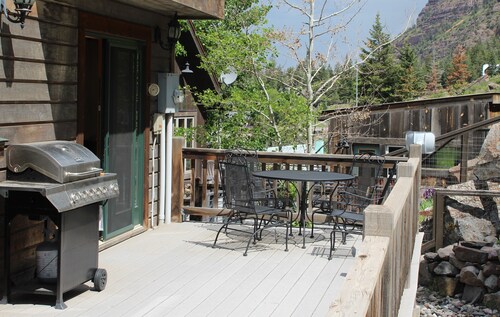 Large Home1blk to Hot Springs Pool, wraparound deck, Cinema Room, parking for 7 