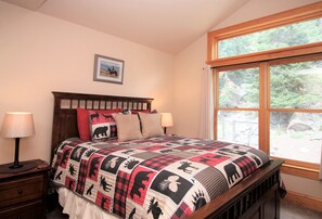 4 bedrooms, desk, iron/ironing board, free WiFi