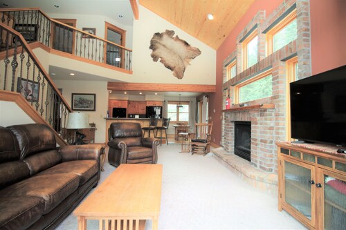 Large Home1blk to Hot Springs Pool, wraparound deck, Cinema Room, parking for 7 