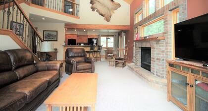 Large Home1blk to Hot Springs Pool, wraparound deck, Cinema Room, parking for 7