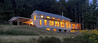 Sunset Mountain-View Retreat on 15 Acres · 11 min to Woodstock