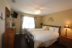 7 bedrooms, iron/ironing board, WiFi, bed sheets - Beautiful 7 Bedroom Villa - 4 King Suites, 5.5 Bath, Sleeps 16! (Kissimmee)