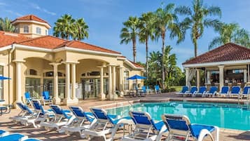 Et oppvarmet basseng