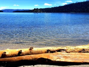 ビーチの近く、サンラウンジャー