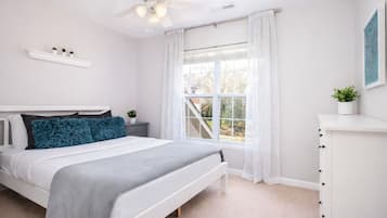 5 habitaciones, escritorio y tabla de planchar con plancha