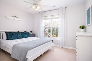 5 quartos, escrivaninha, ferros/tábuas de passar roupa, berço de viagem