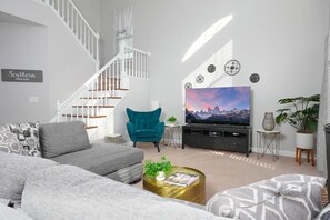 Smart TV, caminetto, libri, studio