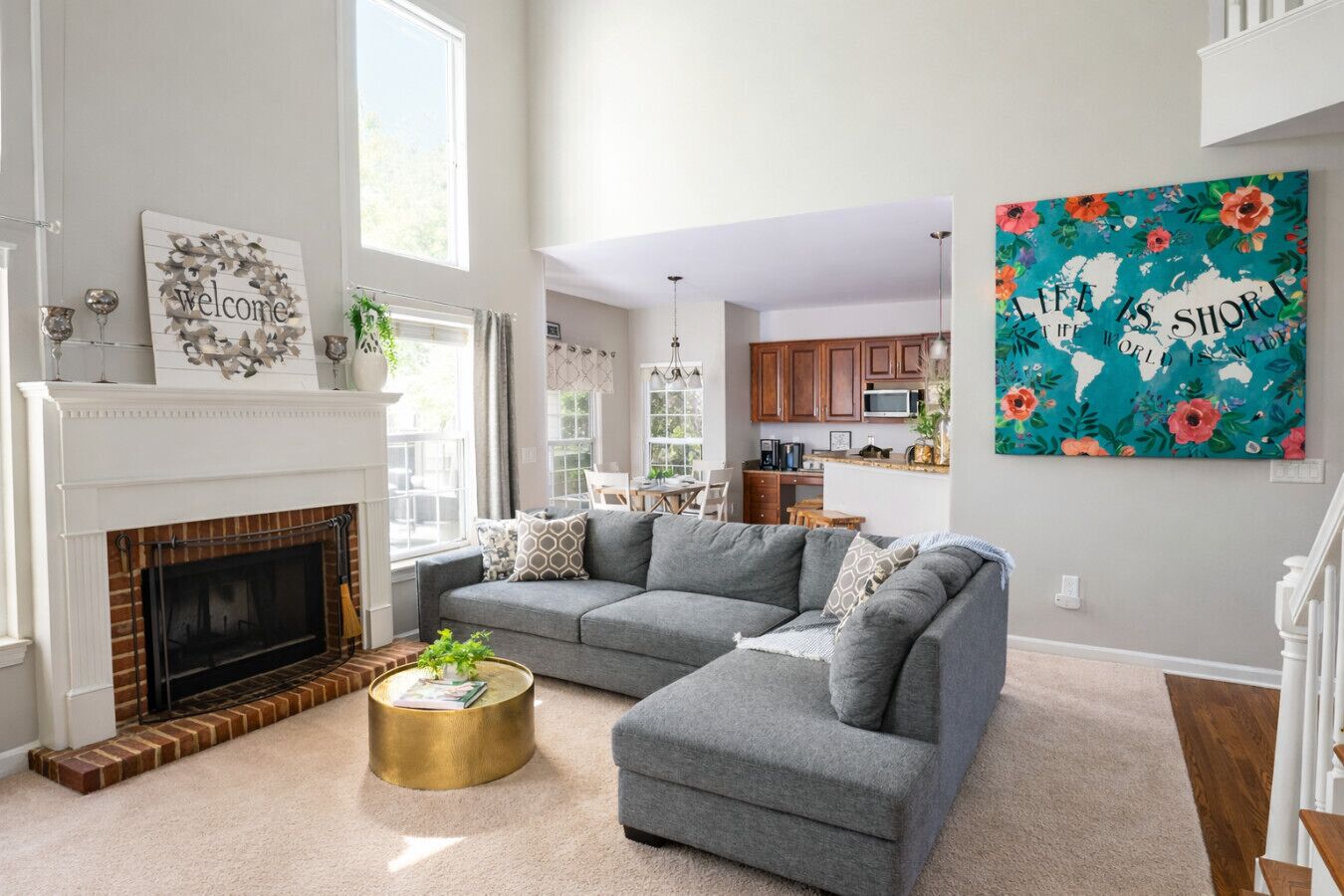 TV connectée, cheminée, livres, espaces bureaux