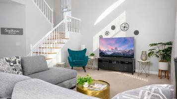Smart-TV, peis, bøker og kontorer
