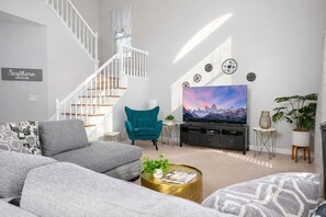 Smart TV, chimenea, libros y oficina 