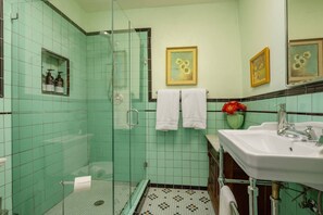 Séchoir à cheveux, serviettes fournies
