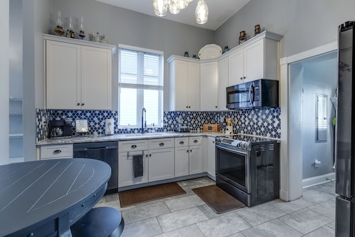 House in the Heart of Music Row: Gulch, Midtown, Vandy, Belmont, & Broadway. 