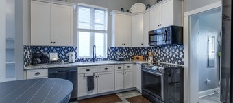 House in the Heart of Music Row: Gulch, Midtown, Vandy, Belmont, & Broadway. 