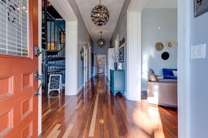 Interior - House in the Heart of Music Row: Gulch, Midtown, Vandy, Belmont, & Broadway. (Nashville)