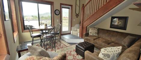 Smart TV, chimenea, biblioteca musical y videoteca