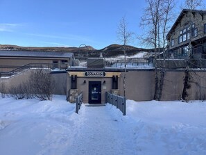 المنشأة من الخارج