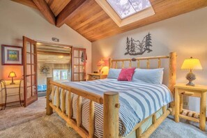 2 bedrooms, iron/ironing board, WiFi - AC, Luxurious, vaulted ceilings, great home for couples, dogs allowed (Sunriver)