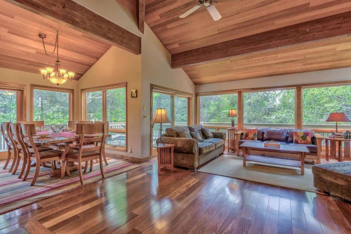 Televisie en een open haard