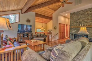 TV, fireplace - AC, Luxurious, vaulted ceilings, pets allowed! (Sunriver)