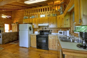 Fridge, microwave, oven, stovetop - Extraordinary Views-Hot Tub-Pet Friendly-Always Clean-Fireplace-Near Blue Ridge (Blue Ridge)