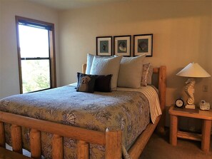 3 bedrooms, iron/ironing board, WiFi, bed sheets - River and Ocean View. Single level home, fun for all ages! Fenced yard for dogs! (Yachats)