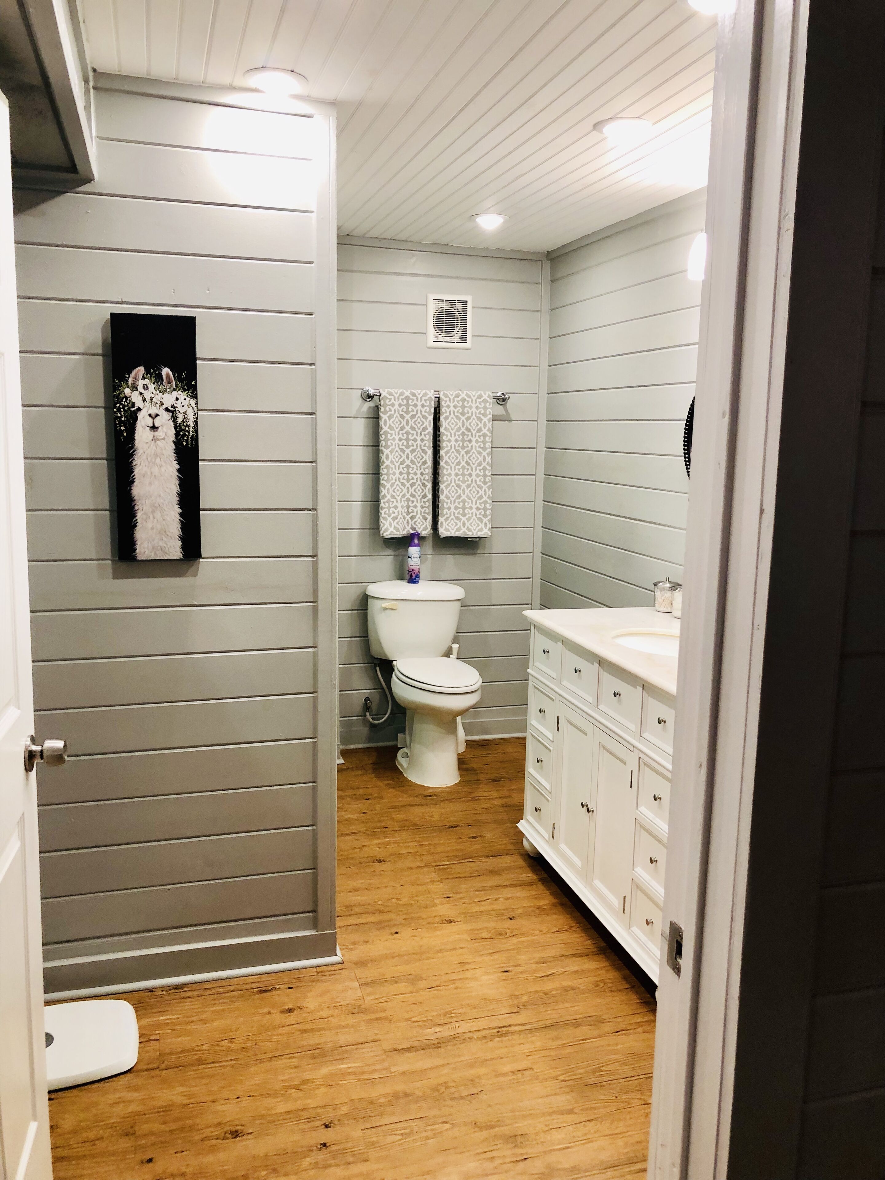 Combined shower/bathtub, hair dryer, towels, soap