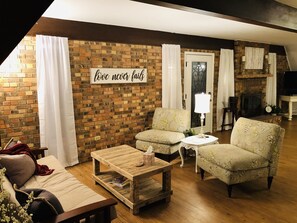 Smart TV, fireplace, DVD player, books - Nestled into Fayette County is an A frame house in the country, Muldoon Get Away (Muldoon)