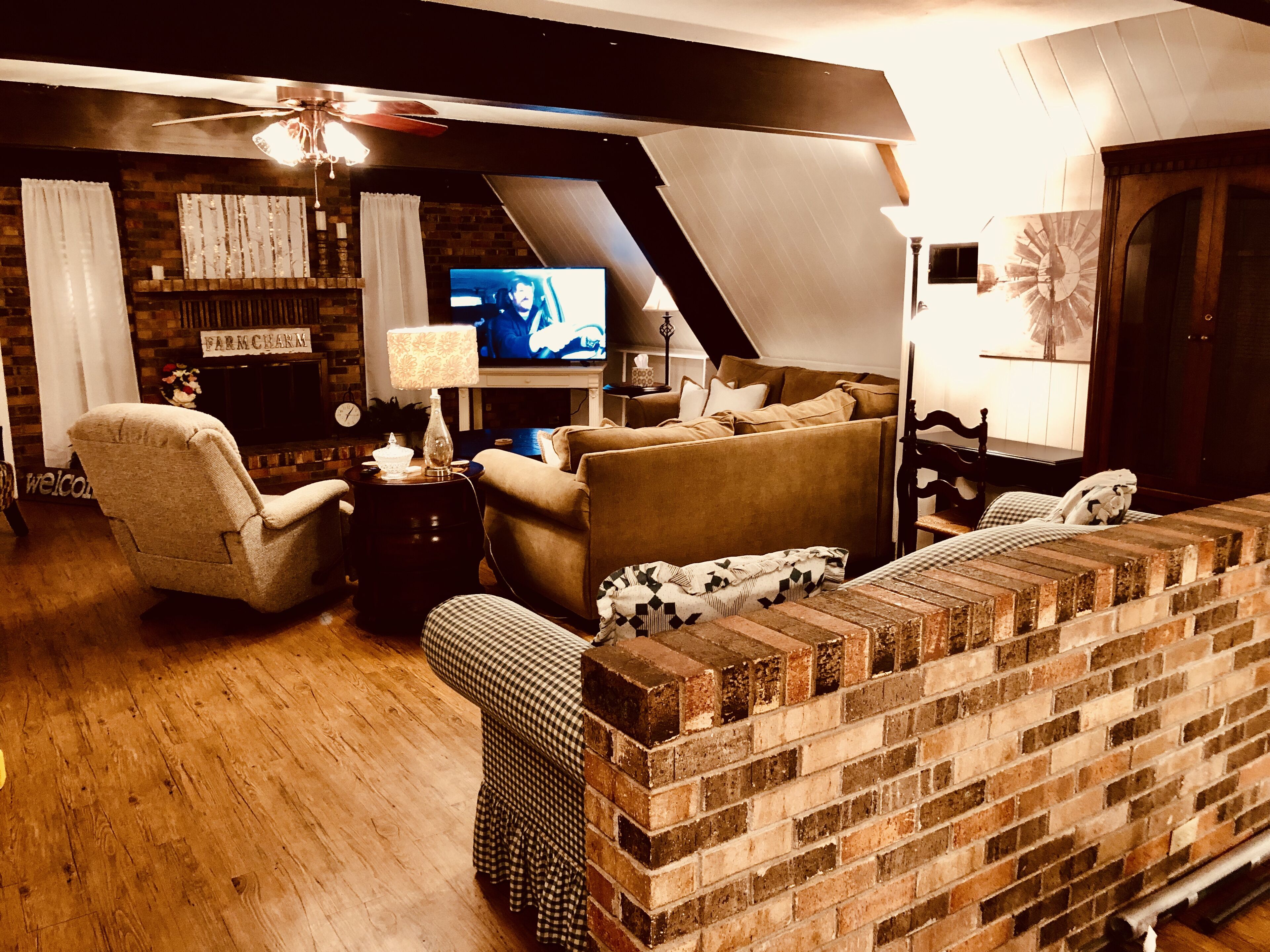 Smart-TV, Kamin, DVD-Player, Bücher