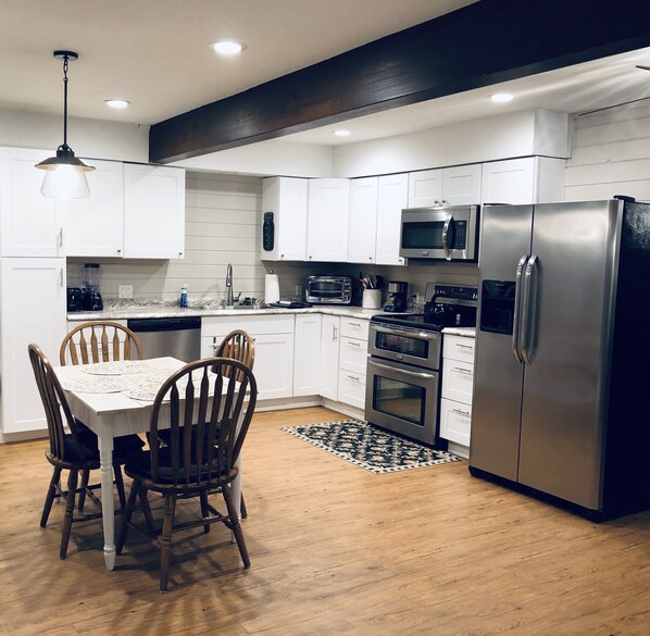 Kjøleskap, mikrobølgeovn, ovn og kokeplater