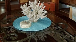Un interior de madera con una mesa de cristal que exhibe objetos decorativos.