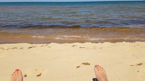 Una playa con agua cristalina y una orilla arenosa.