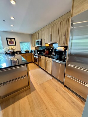 冷蔵庫、電子レンジ、オーブン、コンロ