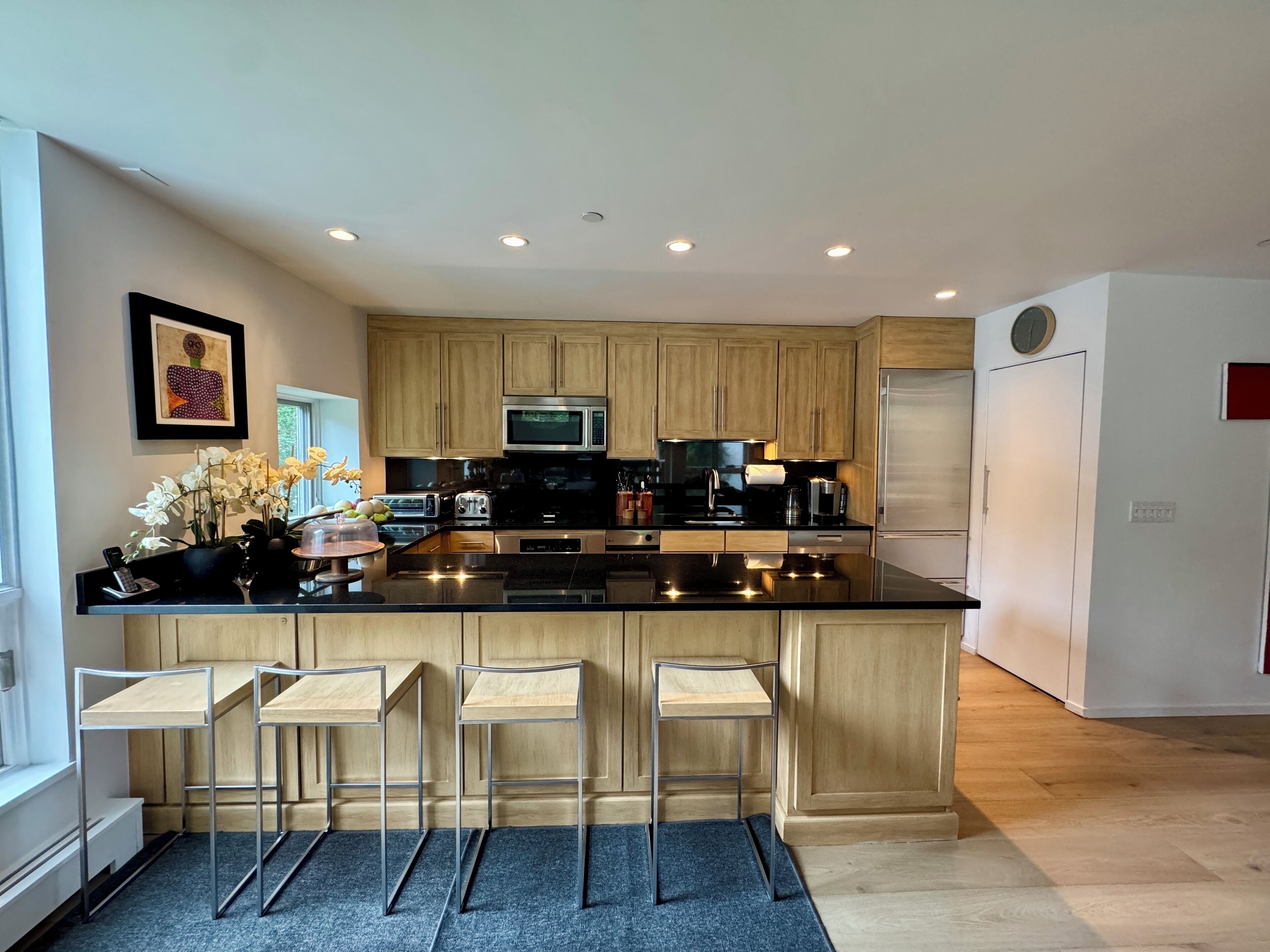 Jääkaappi, mikroaaltouuni, uuni, liesi