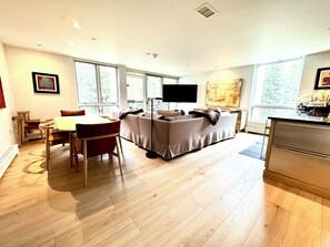 Smart-tv, dvd-afspiller, videobibliotek, stereoanlæg
