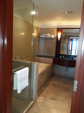 Studio Apartment | 浴室 | 花灑/浴缸組合、免費梳洗用品、風筒、拖鞋