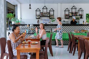 Der serveres morgenmad, frokost og aftensmad