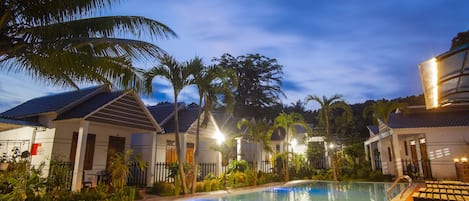 Piscine extérieure (ouverte en saison), parasols de plage