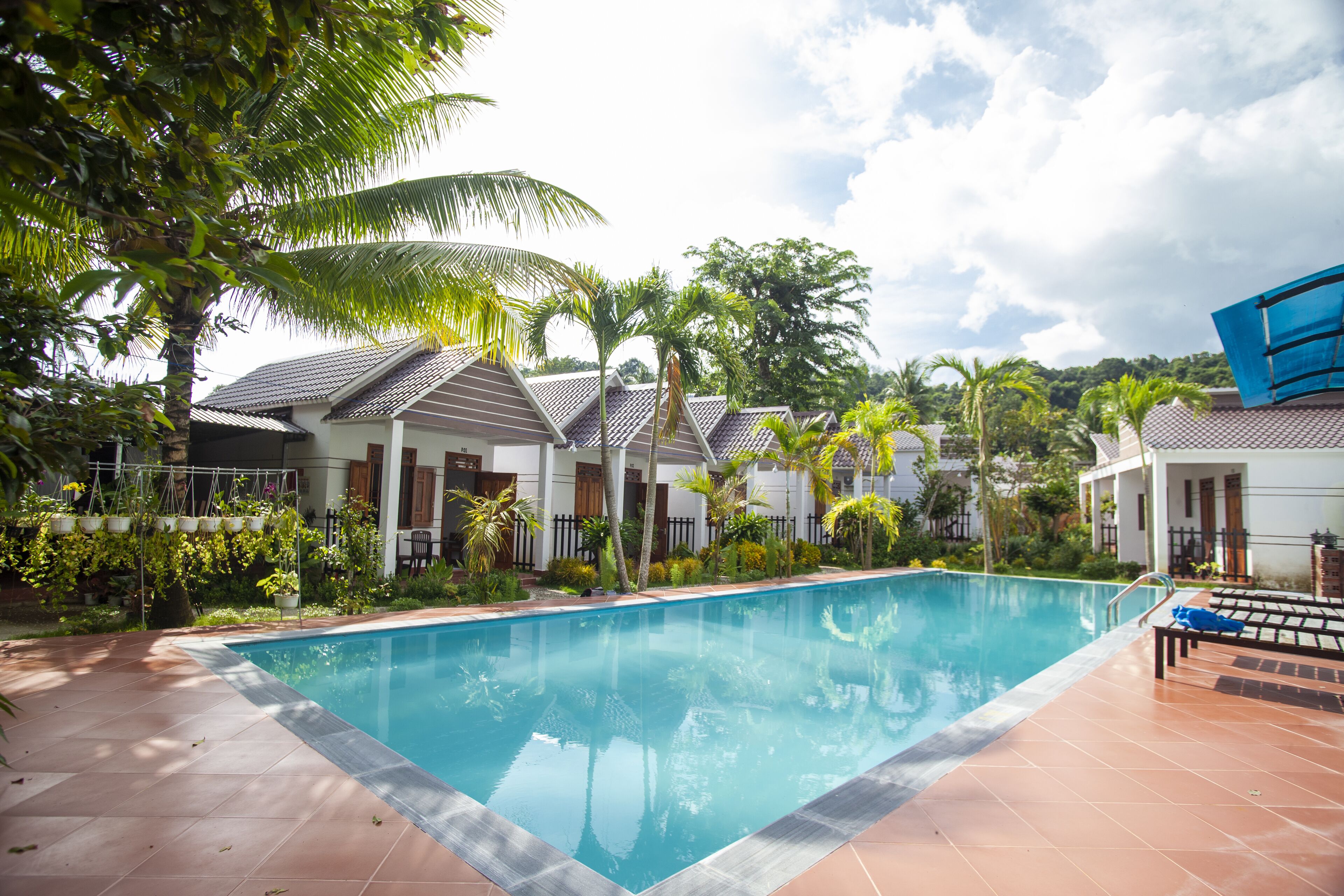 Seasonal outdoor pool, open 6:00 AM to 10:00 PM, pool umbrellas