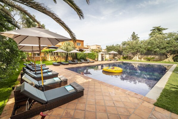 Piscina externa sazonal, guarda-sóis, espreguiçadeiras