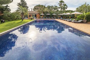 Piscina externa sazonal, guarda-sóis, espreguiçadeiras