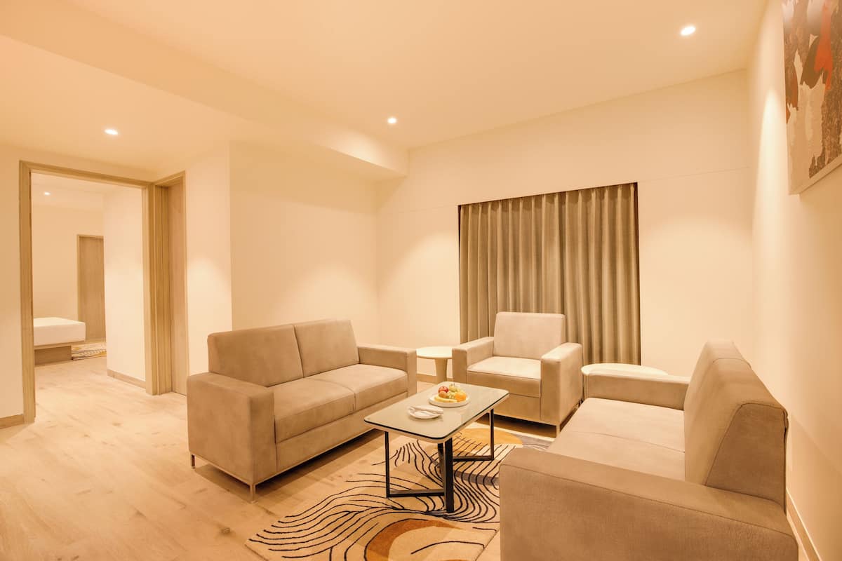 Executive Suite | Caja de seguridad en la habitación, escritorio y cortinas blackout