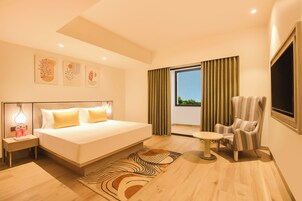 Deluxe suite | In-room safe, desk, blackout drapes, soundproofing