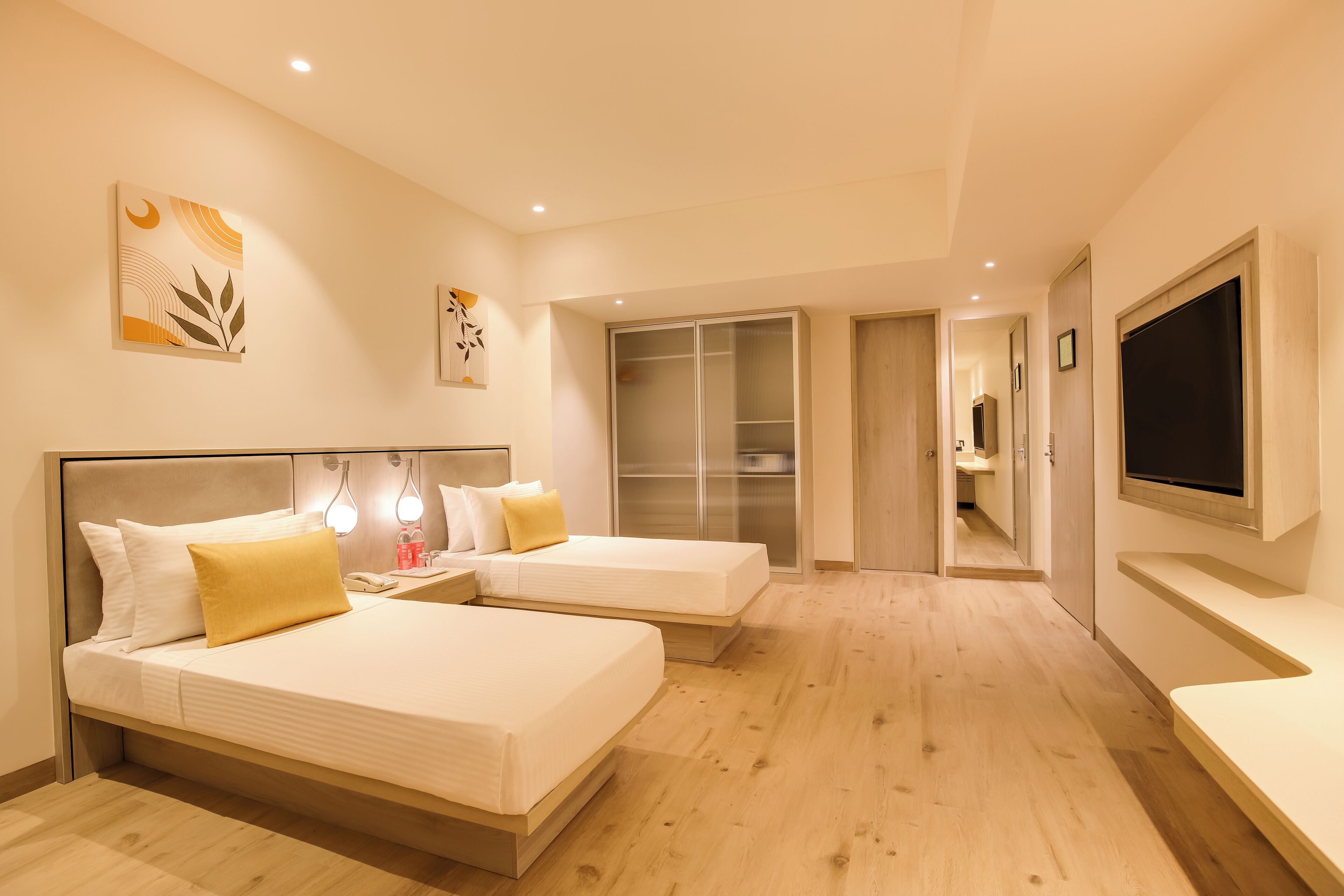 Habitación ejecutiva con 2 camas individuales | Caja de seguridad en la habitación, escritorio y cortinas blackout 