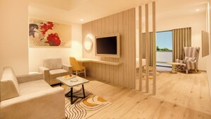 Una sala de estar moderna con televisor de pantalla plana, un sofá, una mesa de centro y un tapete decorativo.