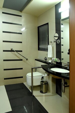 Ducha, pantuflas, toallas