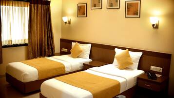 Club-rum - 2 enkelsängar | Värdeförvaringsskåp på rummet, skrivbord och mörkläggningsgardiner