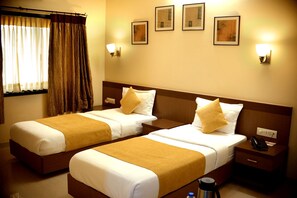 Caja de seguridad en la habitación, escritorio y cortinas blackout 