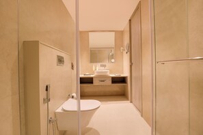 Habitación ejecutiva con 2 camas individuales | Baño | Regadera, pantuflas, toallas 