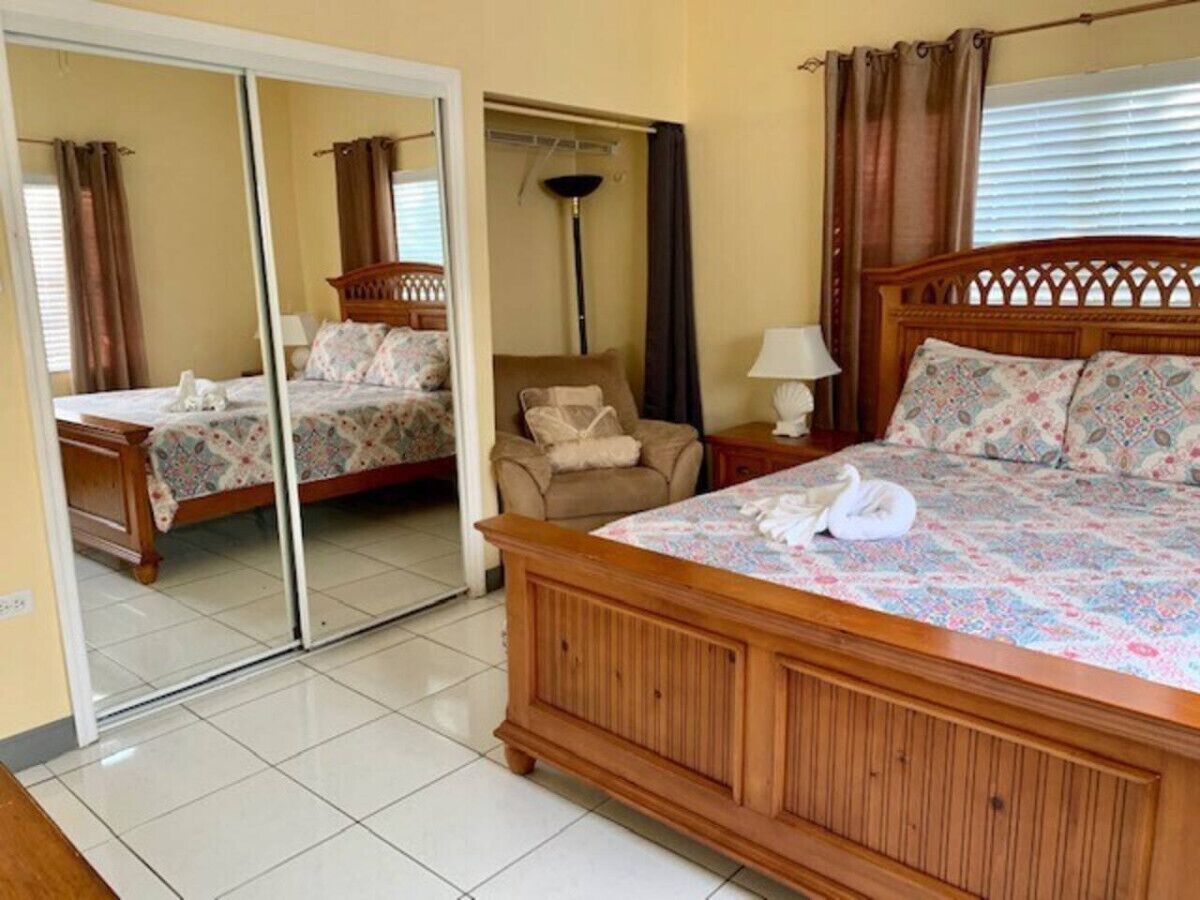 2 makuuhuonetta, työpöytä, silitysrauta/-lauta, vauvan matkasänky